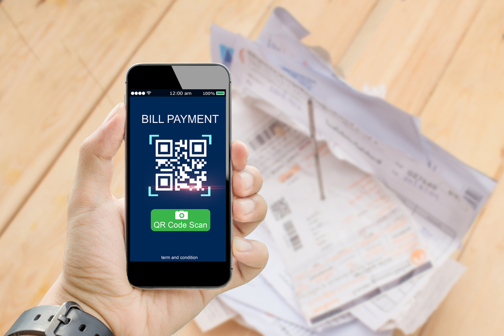 Mano di persona che legge il QRcode con lo smartphone