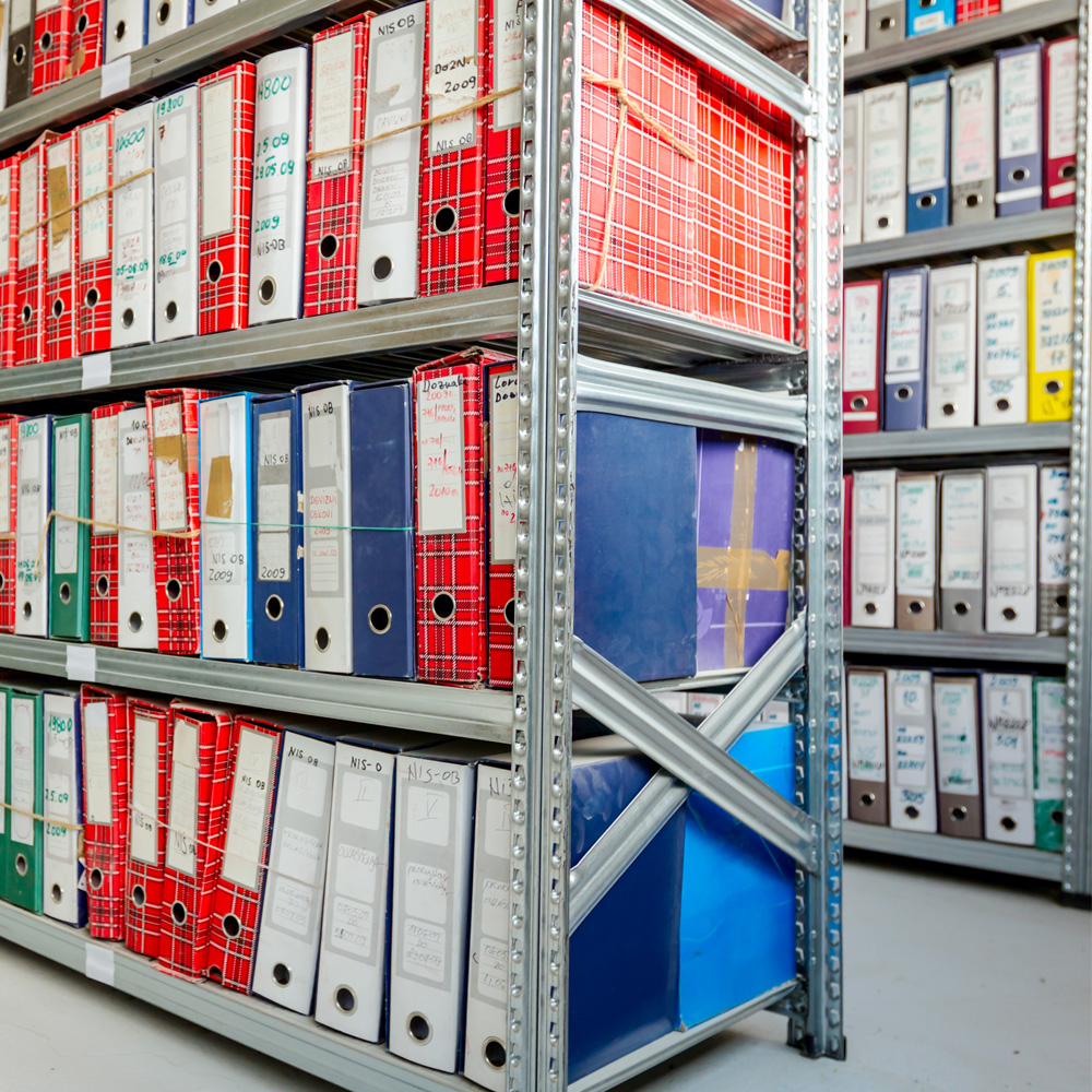 archivio pieno di contenitori con documenti cartacei