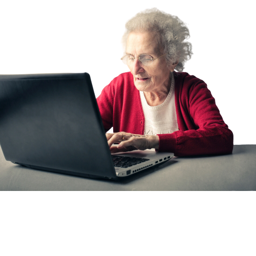 Anziana signora che scrive sul proprio computer portatile