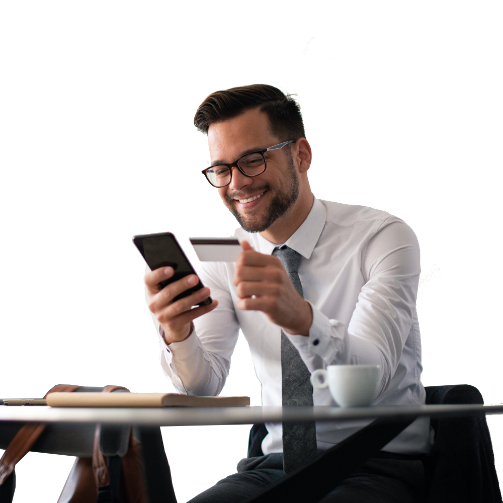 Uomo sorridente paga con il proprio smartphone leggendo la carta di credito