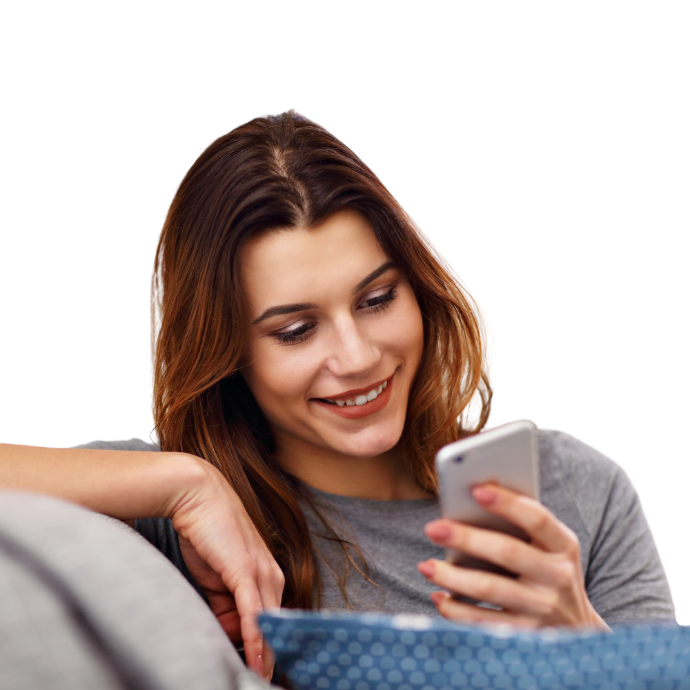 Donna sorridente che guarda il proprio smartphone