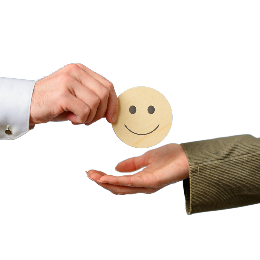 due mani che passano l'uan all'altra uno smile, simbolo di disponibilità del servizio clienti