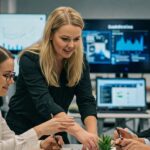 persone che lavorano insieme per Creare una cultura incentrata sul cliente nel Fintech