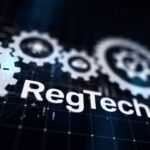 Testo RegTech con icone di fintech sullo sfondo