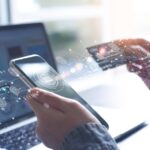 closeup su una persona che paga con carta di credito dallo smartphone perché usa un sistema di digitalizzazione degli incassi