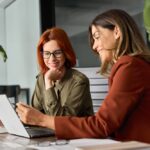Due persone in un caf che offre servizi digitali